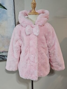 3 for $20 🍥 Plush Pink Faux Fur Hooded Coat Size 4T